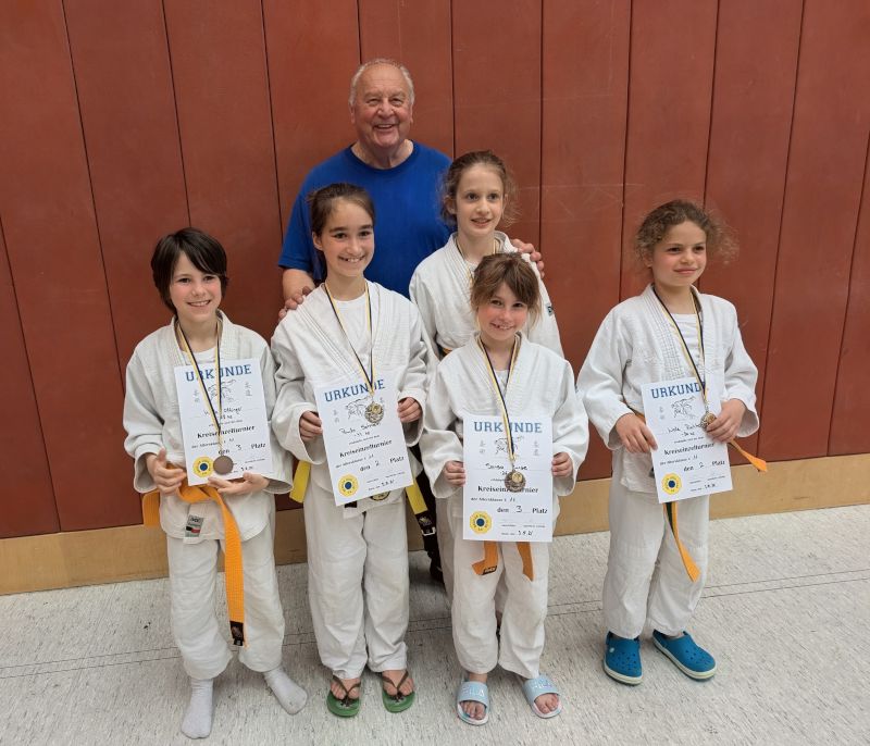 Erfolgreiche Judo Turnierteilnahme: Judoka Hilda, Paula, Marie-Elisabeth, Sansa, Nele mit Trainer Hartmut Kunsch Erfolgreiche Judo Turnierteilnahme: Judoka Hilda, Paula, Marie-Elisabeth, Sansa, Nele mit Trainer Hartmut Kubsch